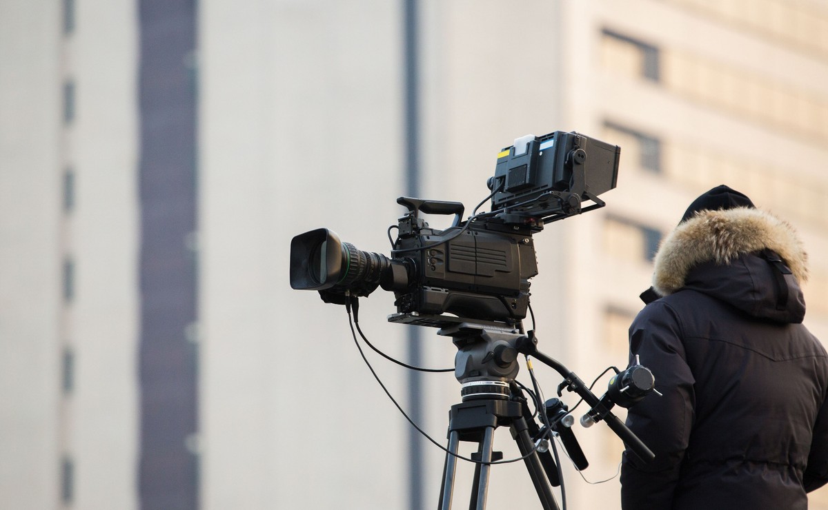 Kamerzysta przy kamerze