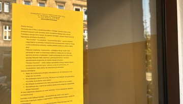 Policja rozwiesza żółte kartki na klatkach schodowych. Są na nich ważne informacje dla seniorów