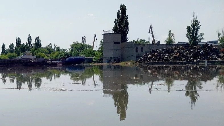 Woda, która zalała Chersoń po uszkodzeniu zapory elektrowni wodnej w Nowej Kachowce