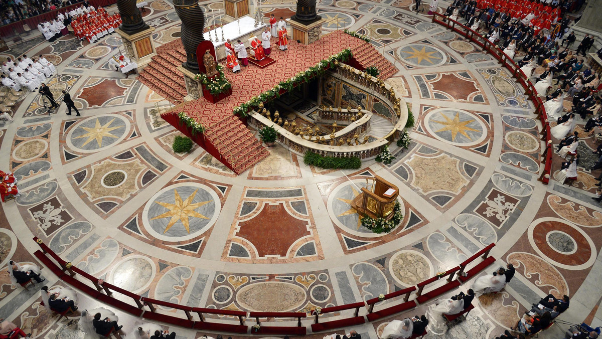 Podczas wyjątkowej ceremonii w bazylice świętego Piotra papież Franciszek udzielił ślubu 20 parom. W homilii w czasie mszy mówił, że życie małżeńskie to nie serial, ale rzeczywistość, w której należy liczyć się z trudnościami.