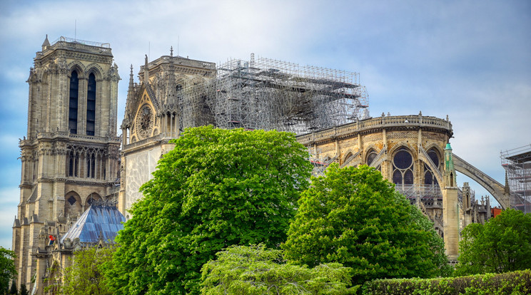 Az újjáépülő Notre Dame-székesegyház Párizsban. Ha nincs a 2019-es nagy tűzeset, soha nem derült volna ki az építészettörténet egyik nagy titka. Hogyan sikerült felépíteni egy ilyen légies szerkezetet anélkül, hogy összeomlott volna? Azóta megvan a válasz, amely a francia főváros katedrálisát még magasabbra helyezi az építészeti értékek között. / Fotó: NorthFoto