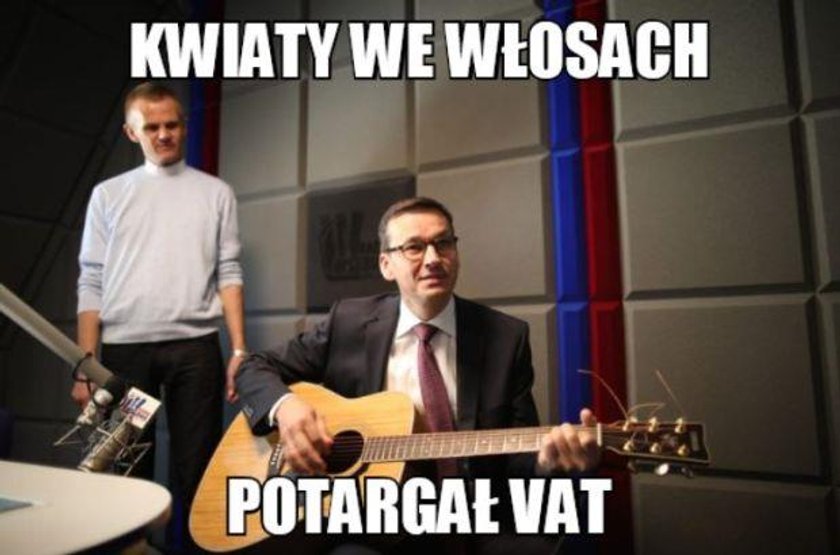 Pokazali Morawieckiego z gitarą. I zaczęło się, internet oszalał