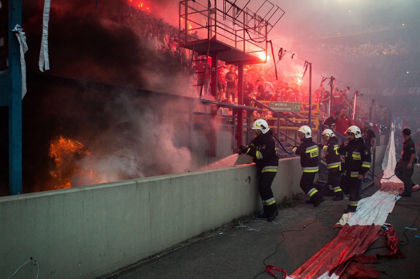 Co za głupota! Polscy chuligani podpalili własny stadion