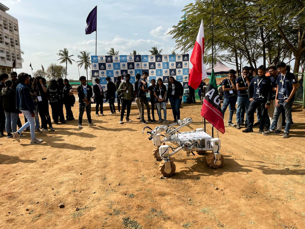 Zespół Akademii Górniczo-Hutniczej zwycięzcą zawodów łazików planetarnych w Indiach. Fot. AGH