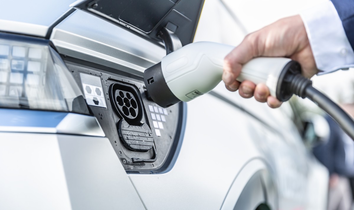 Samochód elektryczny ładowanie