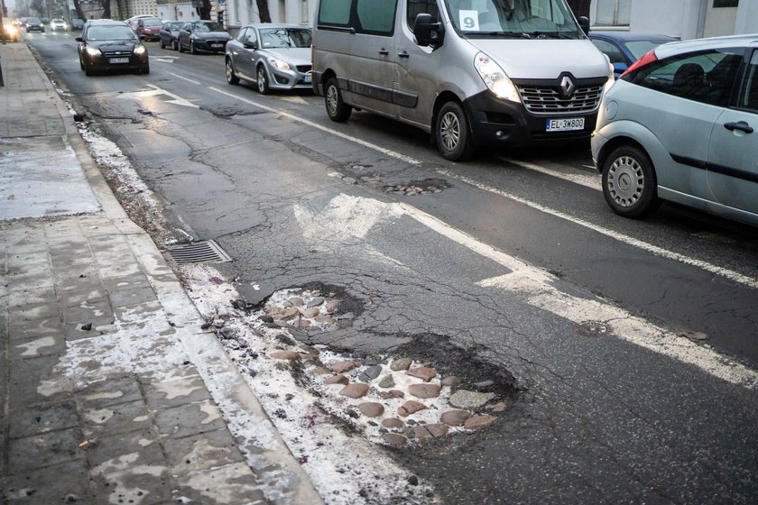 Łatają, ale końca nie widać