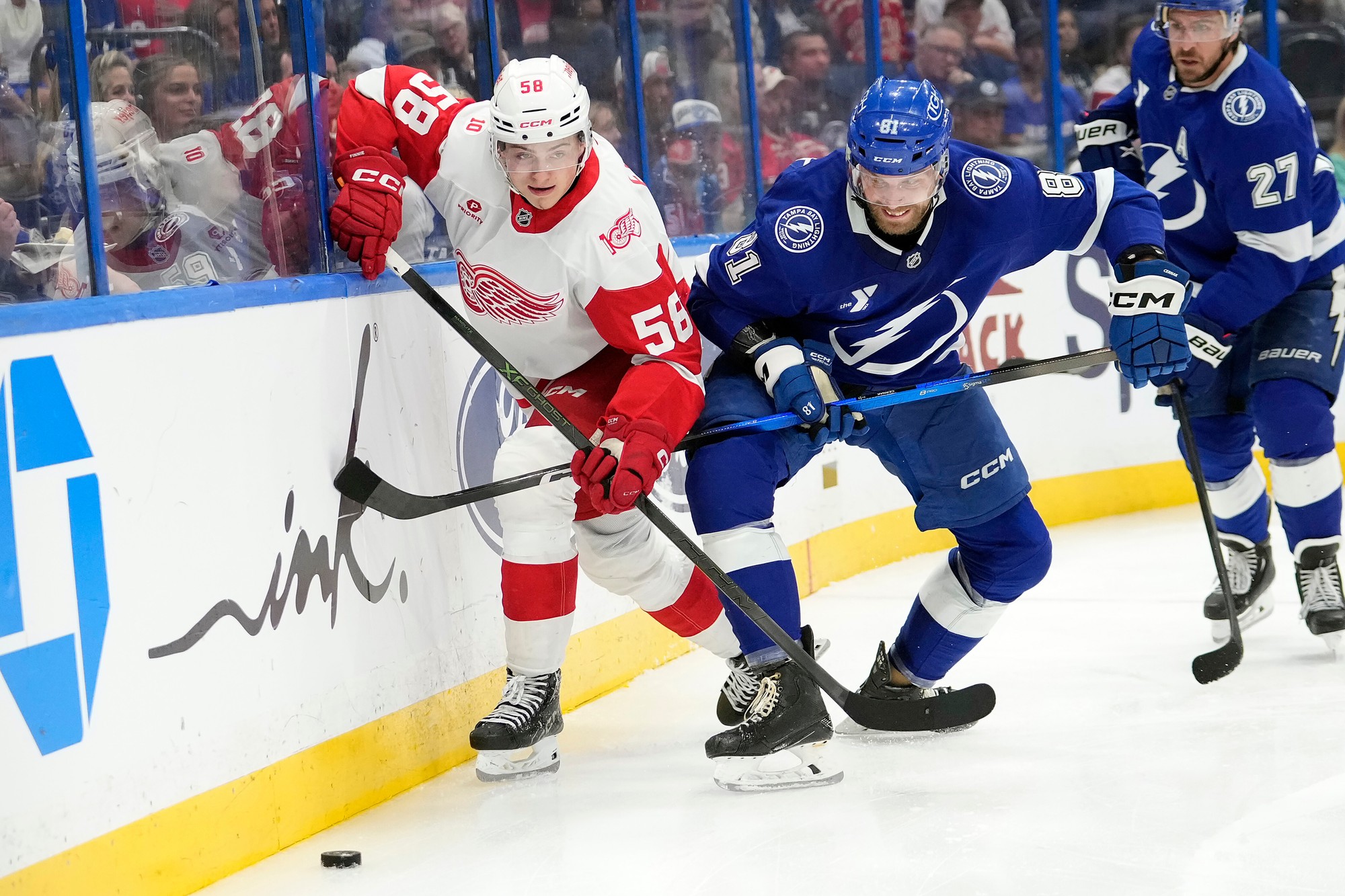 Erik Černák (Tampa Bay Lightning) v súboji s hráčom Detroitu Red Wings.