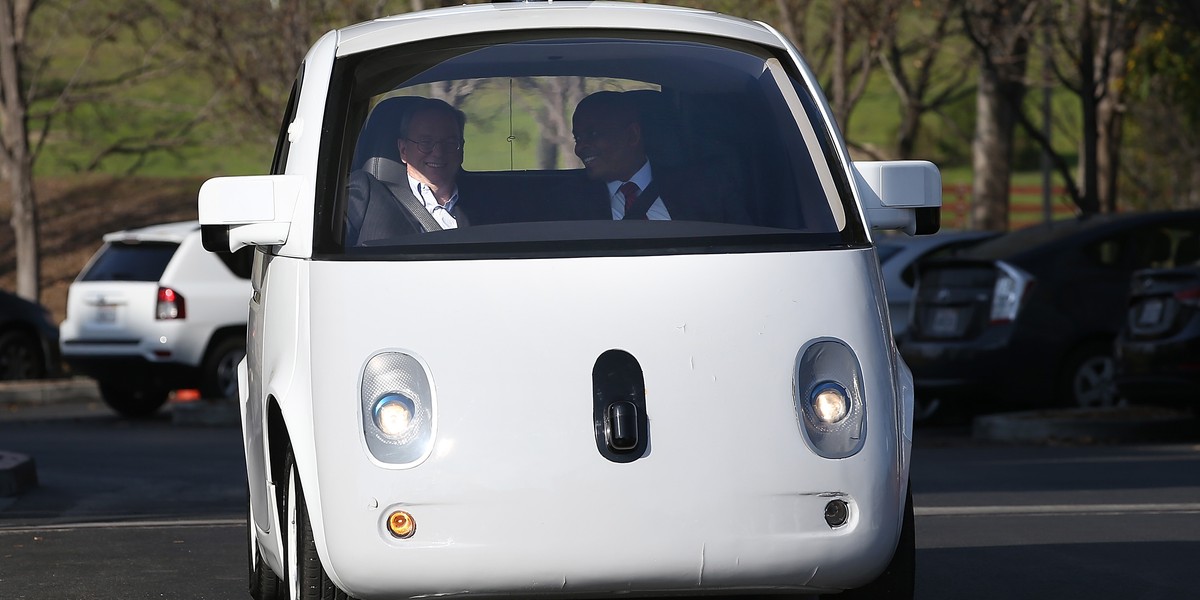 Autonomiczny samochód Google. Wewnątrz (od lewej) Eric Schmidt, prezes Alphabet oraz Anthony Foxx, ustępujący sekretarz transportu w USA