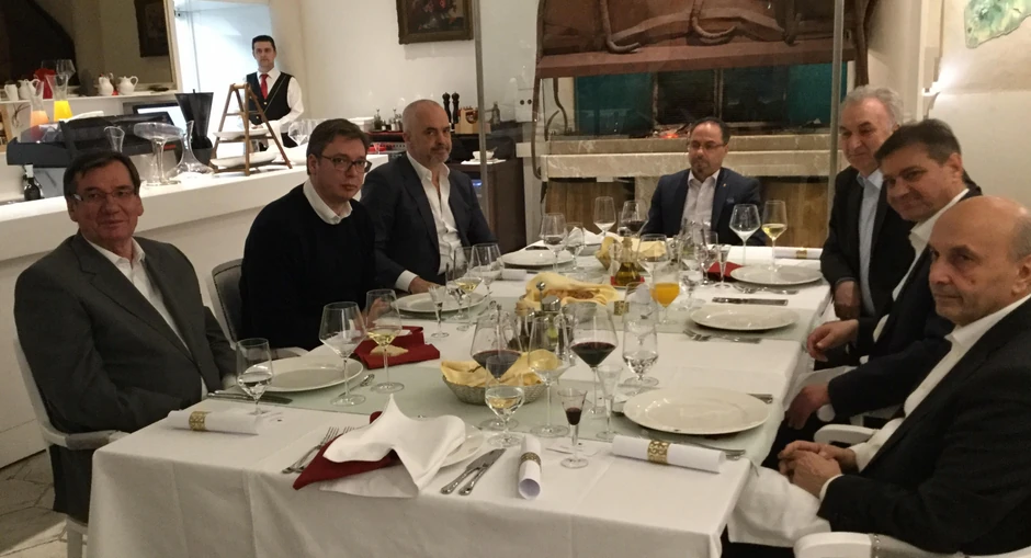 Sa večere uoči sastanka