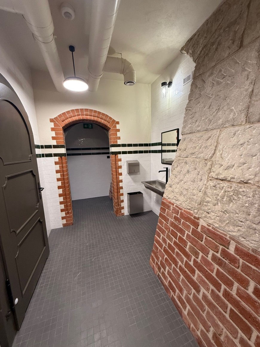 W środku obiektu pięknie odrestaurowano cegłę oraz elementy z piaskowca