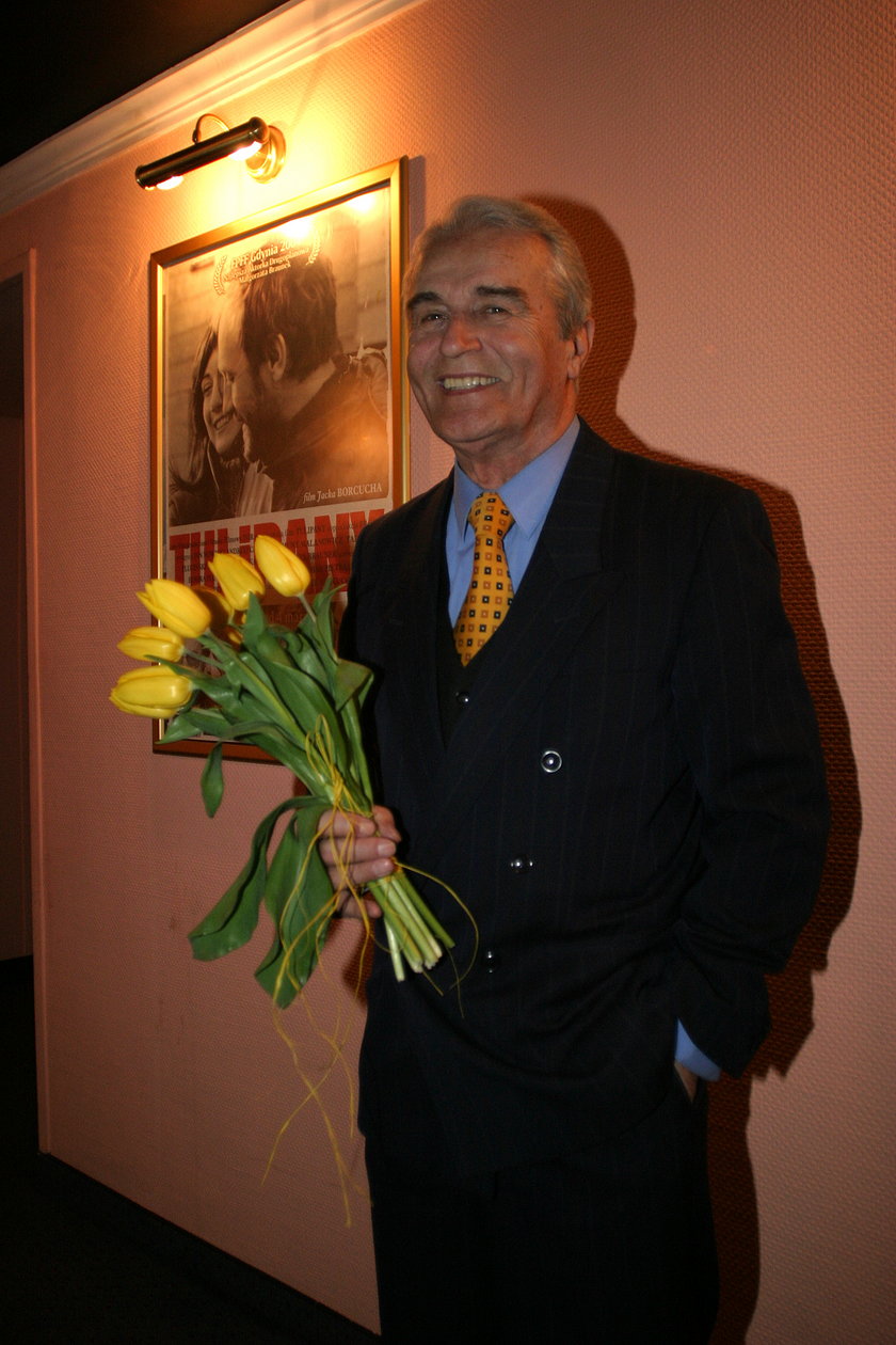 Tadeusz Pluciński z kwiatami