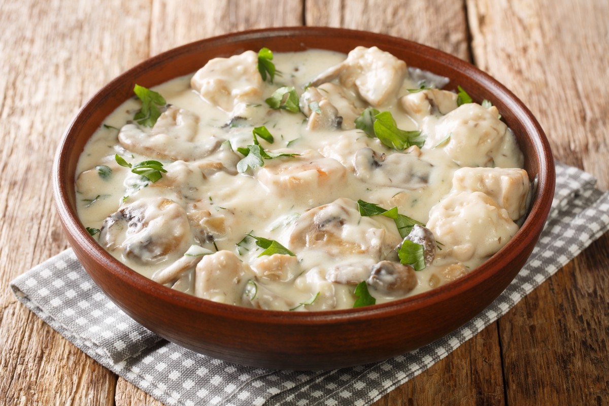 Potrawka z kurczaka w kremowym sosie to obiad pyszny, zdrowy i niedrogi