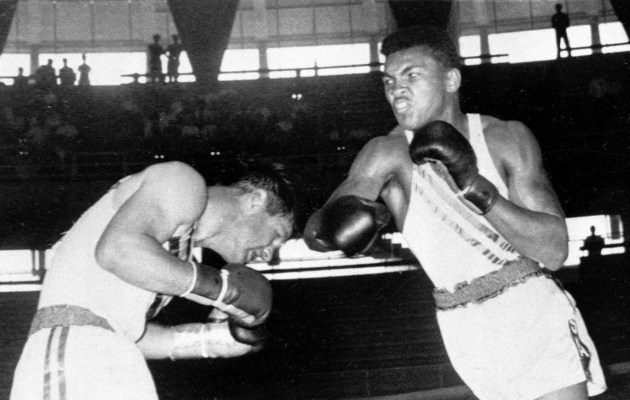 Zbigniew Pietrzykowski walczy z Cassiusem Clayem. Letnie Igrzyska Olimpipjskie, Rzym, 1960 r.