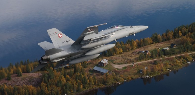 Szwajcarski samolot F-18 z pociskiem AIM-120C-7 AMRAAM w gdzieś nad Szwecją w trakcie międzynarodowego ćwiczenia Thor's Hammer.