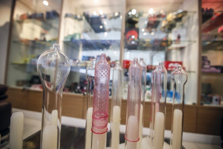 Karex, fabryka prezerwatyw<br><br> Fot. EPA/AZHAR RAHIM Dostawca: PAP/EPA.