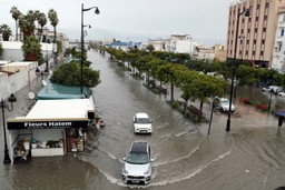paraliż w turystycznym kurorcie. rekordowe opady deszczu zalewają tune