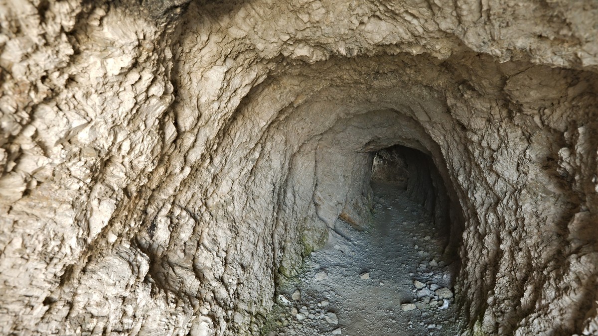 Tunel u steni