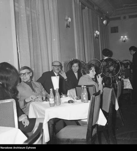 By w Andrzejki otrzymać stolik na Nowym Świecie trzeba było sprytu i znajomości.