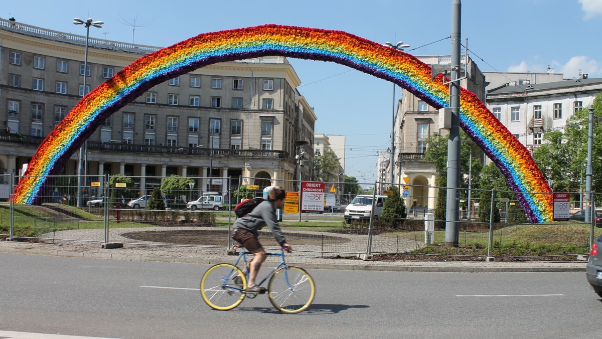 Czy Tęcza dalej będzie płonąć od nienawiści? A może stanie się symbolem opamiętania? Jak bez ognia rozmawiać o nienawiści? Na te i inne pytania będą starali się odpowiedzieć uczestnicy debaty, która odbędzie się 8 maja w Warszawie. Weźmie w niej udział m.in. Julita Wójcik, autorka instalacji na pl. Zbawiciela.