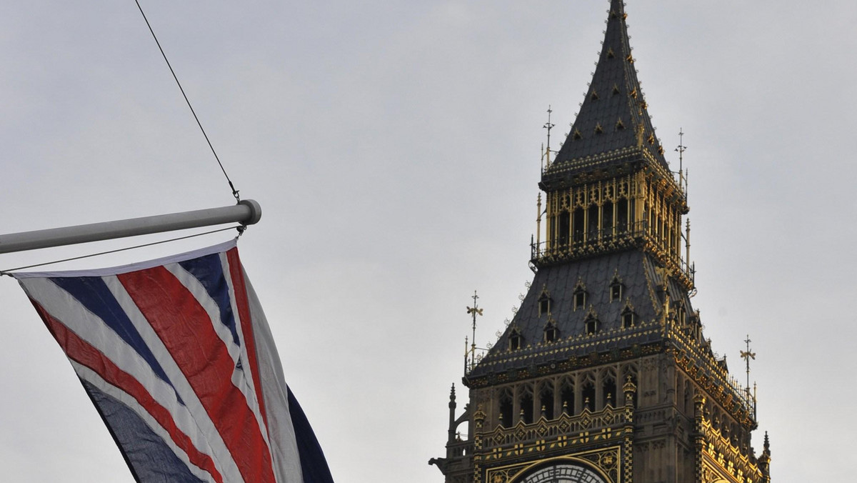 Symbol Londynu - wieża zegarowa nazywana Big Ben - przechyla się co rok o około milimetr - informuje CNN. Już teraz odchylenie od pionu jest dość znaczne. Co prawda nie można go jeszcze porównywać ze słynną krzywą wieżą w Pizie, ale wszystko wskazuje na to, że kiedyś Big Ben będzie wyglądał podobnie.