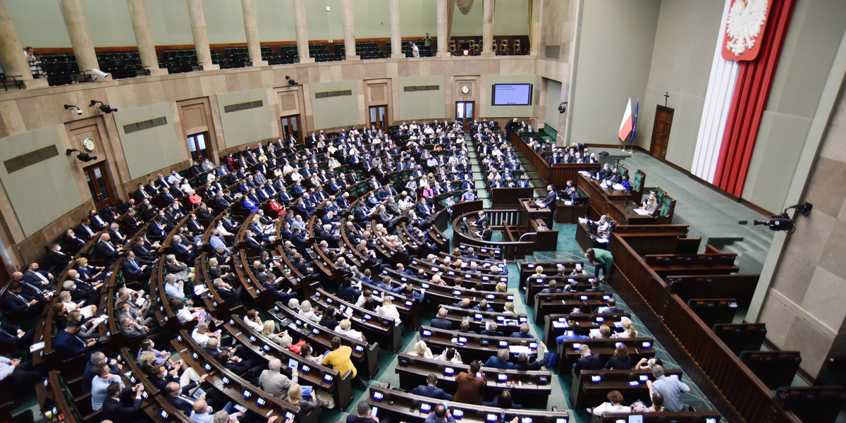 Parlamentarzyści dostaną wysokie podwyżki dzięki rozporządzeniu prezydenta Andrzeja Dudy. 