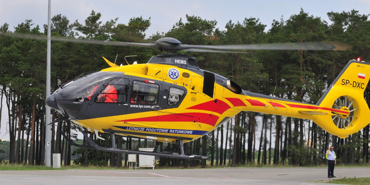 Ratownicy przetransportowali dziecko helikopterem do szpitala.