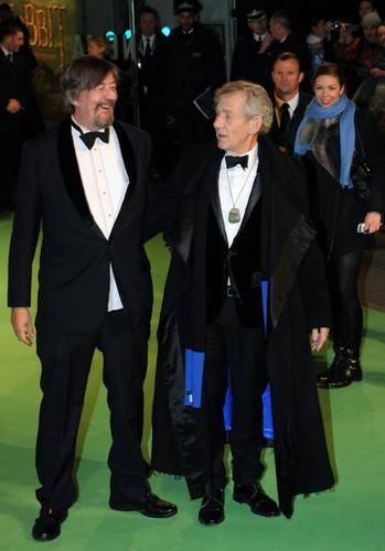 Sir Ian Mckellen i Stephen Fry na premierze 'Hobbita' w Londynie