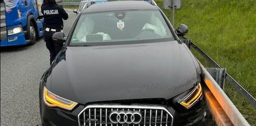 Audi z mroczną historią blokowało zjazd z autostrady. Kierowca przepadł bez wieści