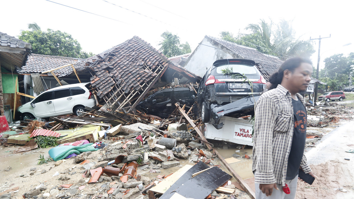 W związku z tsunami, które uderzyło w wybrzeże Indonezji, polskie Ministerstwo Spraw Zagranicznych zaktualizowało ostrzeżenia dla podróżujących do tego kraju. Resort odradza podróże, które nie są konieczne, na dotknięte kataklizmem zachodnie i wschodnie wybrzeże Cieśniny Sundajskiej.