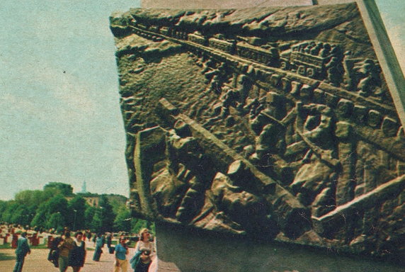 "Płaskorzeźba na jednym z pylonów pomnika" - zdjęcie (skan) pochodzi z tygodnika Stolica nr 22 (1434) 01.06.1975