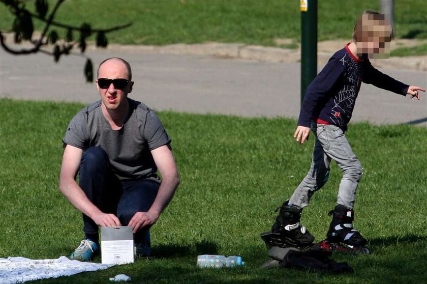 Aktor "Licencji na wychowanie" z dziećmi na pikniku. Foto