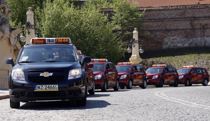 Z 'kogutem' TAXI krąży już po Warszawie kilkadziesiąt chevroletów orlando