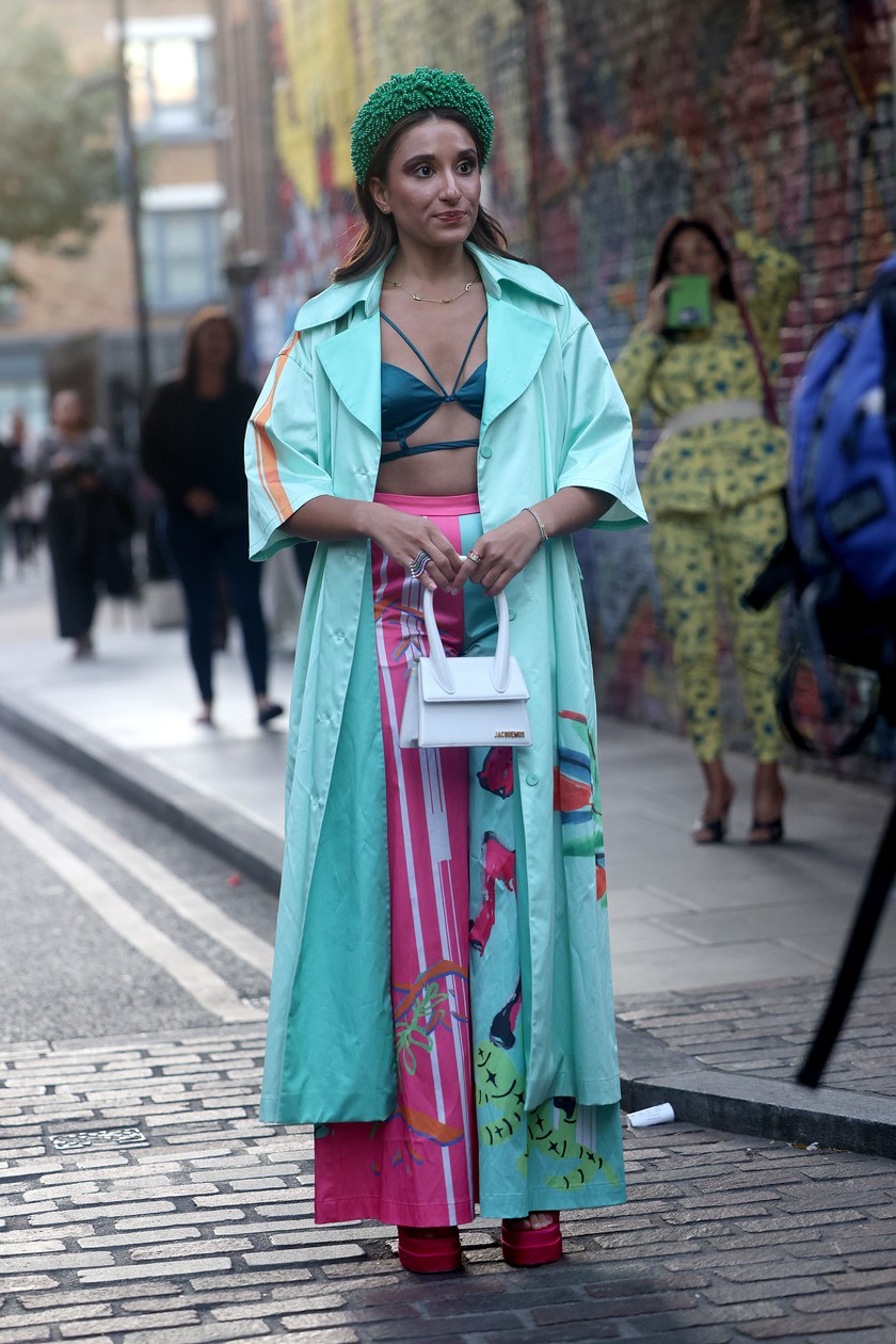 Am 17. September konnte man diese Besucherin der London Fashion Week vor der Pam-Hogg-Show bewundern: Ihr auffälliger Look aus verschiedenen Farben und viel Stoff war ein echter Hingucker.