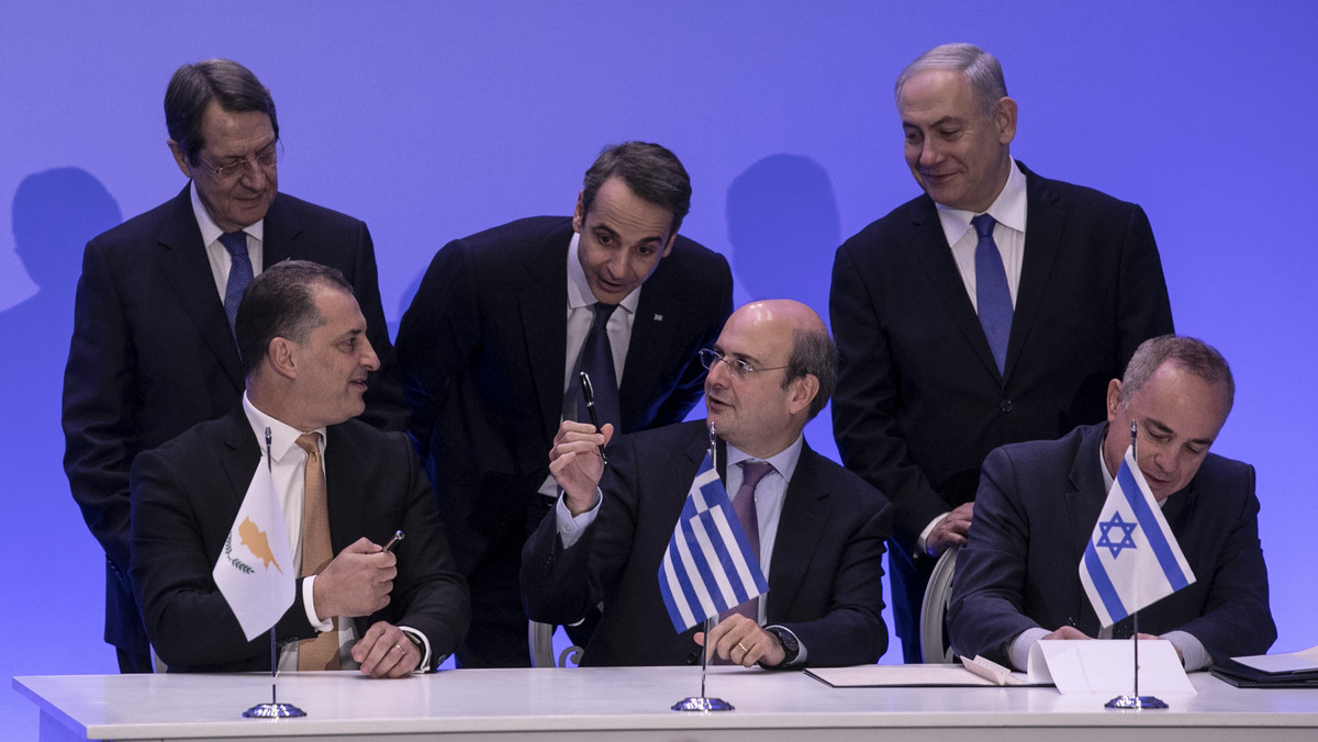 Ministrowie energii Cypru, Grecji i Izraela, Jeorjos Lakkotrypis, Konstandinos Chadzidakis i Juwal Szteinic, podpisali w Atenach porozumienie ws. budowy gazociągu wschodniośródziemnomorskiego (EastMed), który ma dostarczać gaz z Izraela i Cypru do Unii Europejskiej.