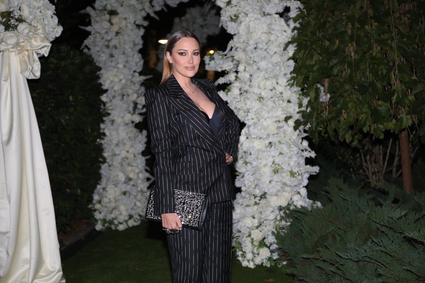 Aleksandra Prijović u elegantnom odelu na svadbi