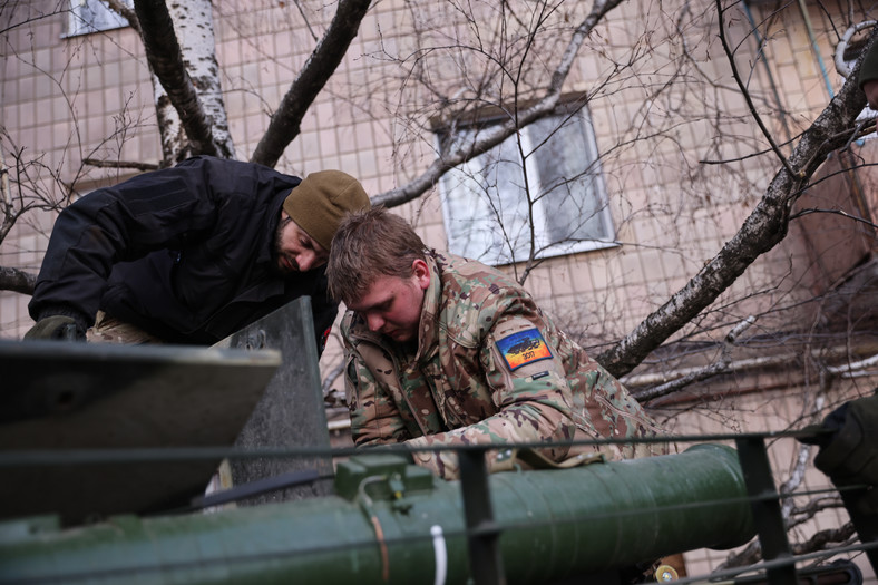 Żołnierze naprawiają uszkodzony sprzęt Bachmucie