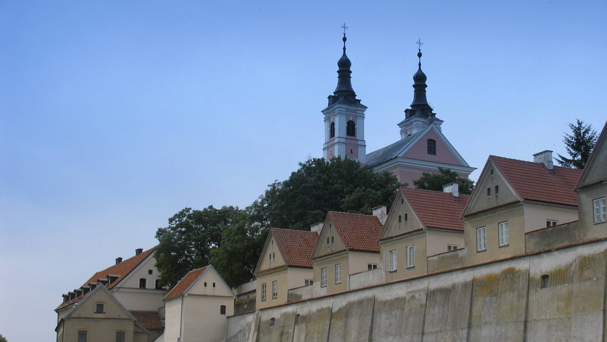 Rzeźby dwóch świętych patronów Suwałk (Podlaskie) - Romualda i Rocha - powstaną podczas pleneru rzeźbiarskiego, organizowanego z okazji roku Andrzeja Strumiłły w woj. podlaskim. Blisko trzymetrowe rzeźby staną w 300. rocznicę powstania miasta.