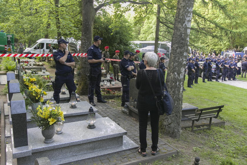 Rodzina i przyjaciele Arama Rybickiego protestowali przed bramą cmentarza