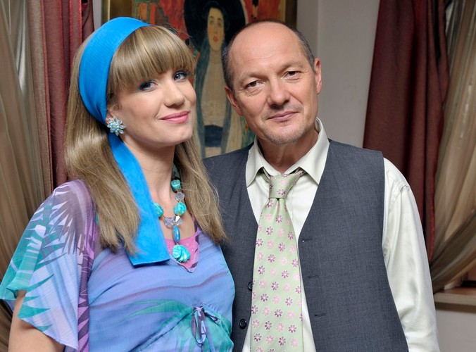 Alutka i Jędrula z 'Rodziny zastępczej'. On biznesmen z głową na karku, ona artystka z głową w chmurach. Tylko prawdziwa miłość może utrzymać taki związek