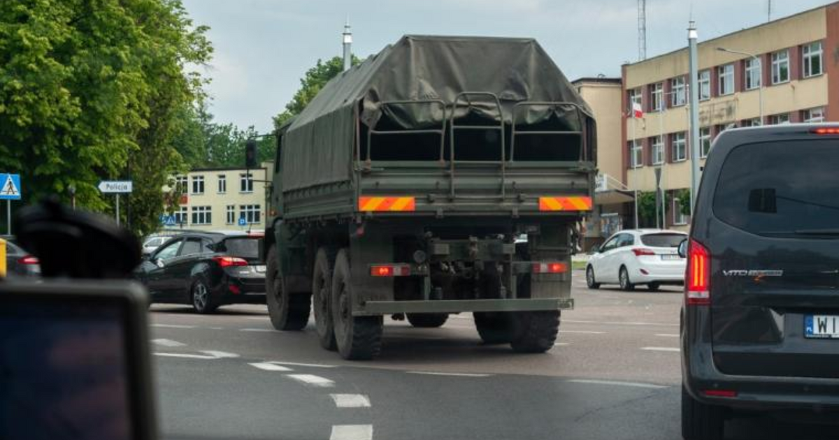  Żołnierze zdejmują tablice z ciężarówek jeżdżących przy granicy z Białorusią. Jest reakcja RPO