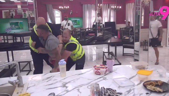 Asmina pridržava obezbeđenje