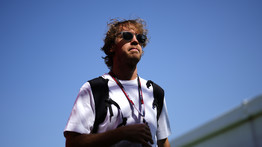 Meglopták Sebastian Vettelt Barcelonában, maga vette üldözőbe a tolvajokat