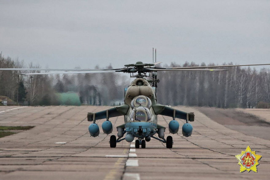 Mi-35M z podwieszonymi pod skrzydłami czterema zbiornikami paliwa, które zwiększają zasięg do przebazowania na nowe lotnisko.