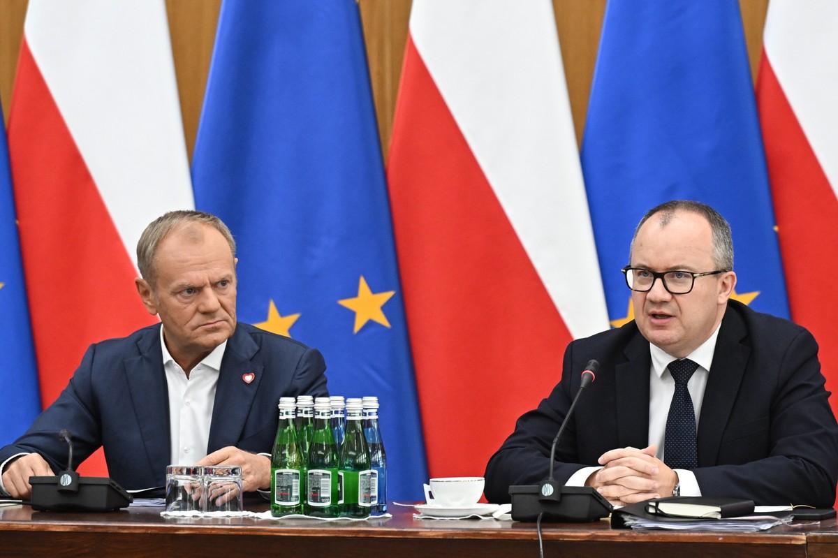 Warszawa, 06.09.2024. Premier Donald Tusk (L) i minister sprawiedliwości, prokurator generalny Adam Bodnar (P) podczas spotkania z przedstawicielami środowisk prawniczych, 6 bm. w siedzibie KPRM w Warszawie. Jest to pierwsze z cyklu zapowiedzianych przez premiera spotkań ze środowiskami, które - jak określił szef Rady Ministrów - mają powody do niepokoju albo straciły zaufanie do rządu. (sko) PAP/Radek Pietruszka