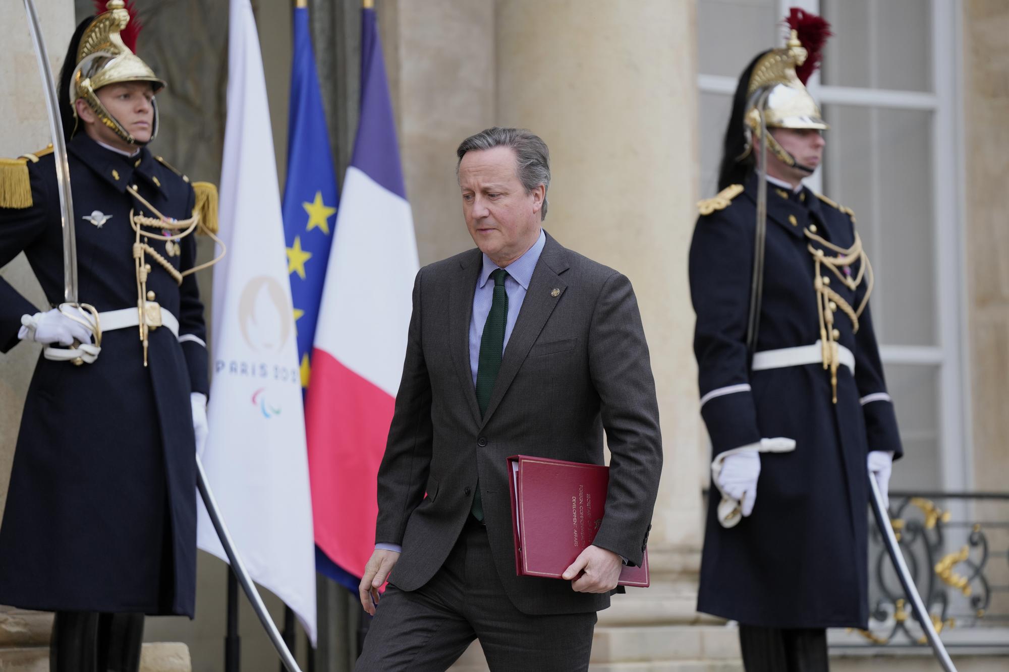 Britský minister zahraničných vecí  David Cameron prichádza na konferenciu na podporu Ukrajiny, ktorá sa konala v Paríži.