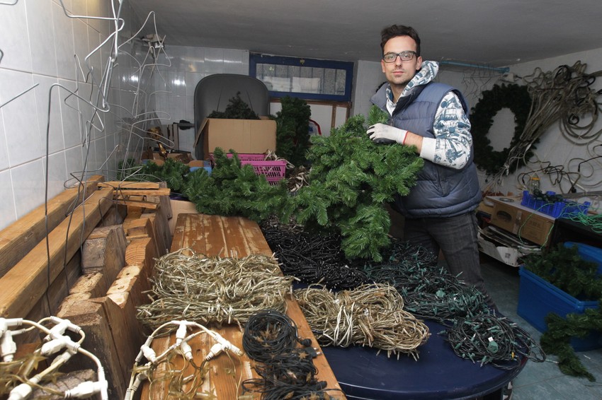 Vuk Tomić sa svojim arsenalom ukrasa