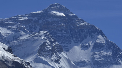 Szigorítás: nem mindenki mászhatja majd meg a világ legmagasabb hegycsúcsát