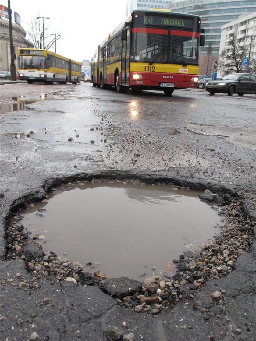 Jest tyle dziur, bo nie wywozili śniegu