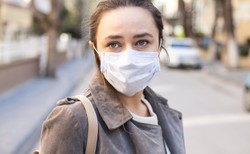 Ekspert: na Covid-19 chorują coraz młodsi, ale nie tak ciężko jak starsi