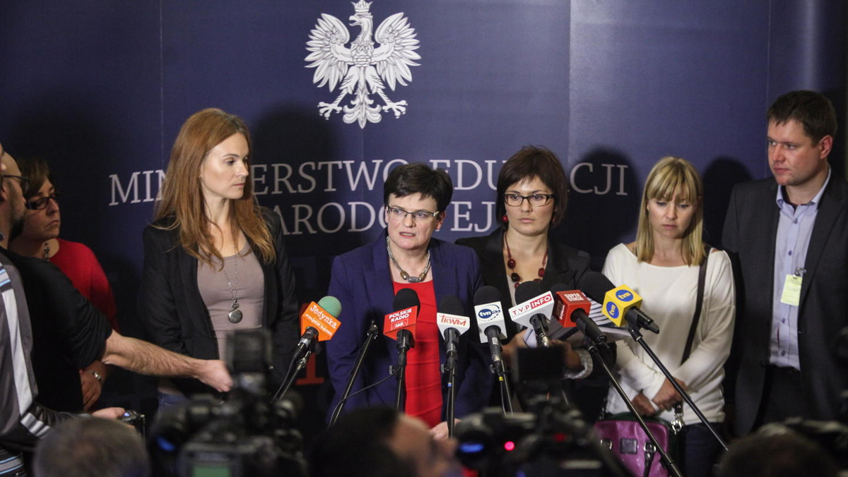 Ministerstwo Edukacji Narodowej przypomina, że za organizację i finansowanie zajęć dodatkowych w przedszkolach, np. naukę języka angielskiego odpowiadają samorządy, które otrzymały na to pieniądze. Zapowiada też w tej sprawie kontrole kuratorów oświaty.